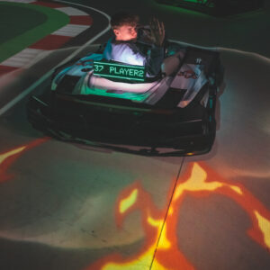 joueur battlerace qui roule avec son kart sur le piste BattleKart
